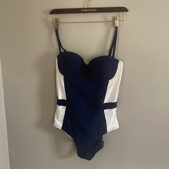 Tory Burch
Lipsi Two-Tone One-Piece
Swimsuit - Picture 11 of 11